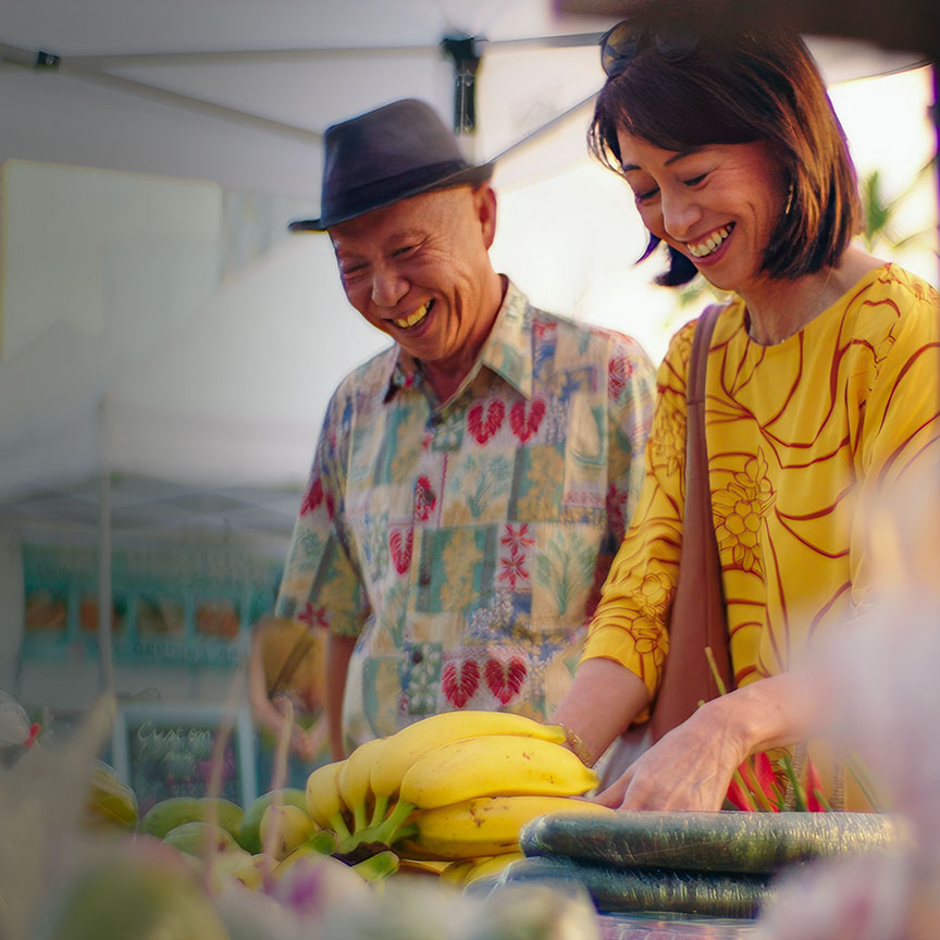 Momi picking fruit at the farmers market